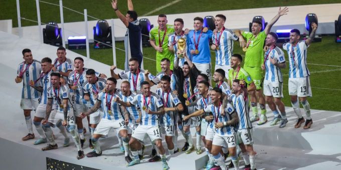 Die argentinische Fussballmannschaft feiert ihren Sieg an der WM 2022. Argentinien WM 2022