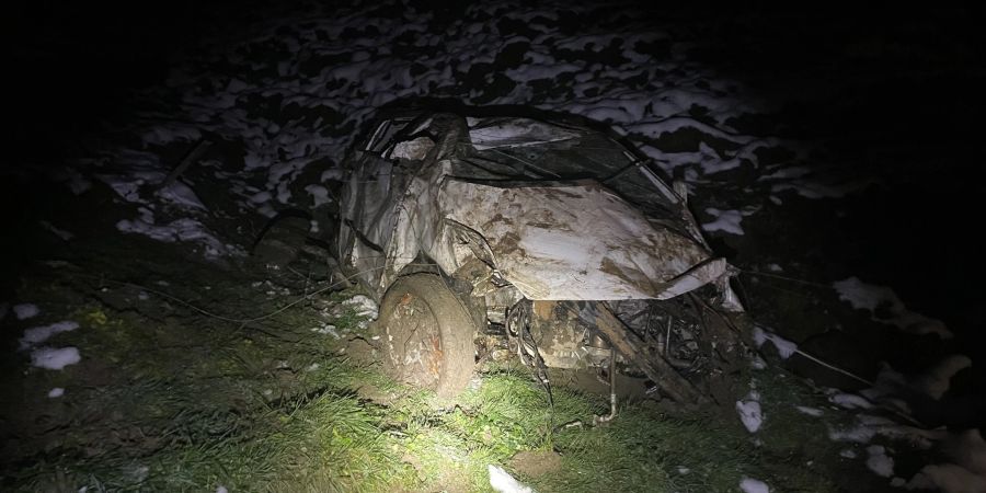 Arth: Fahrzeuglenker bei Selbstkollision erheblich verletzt