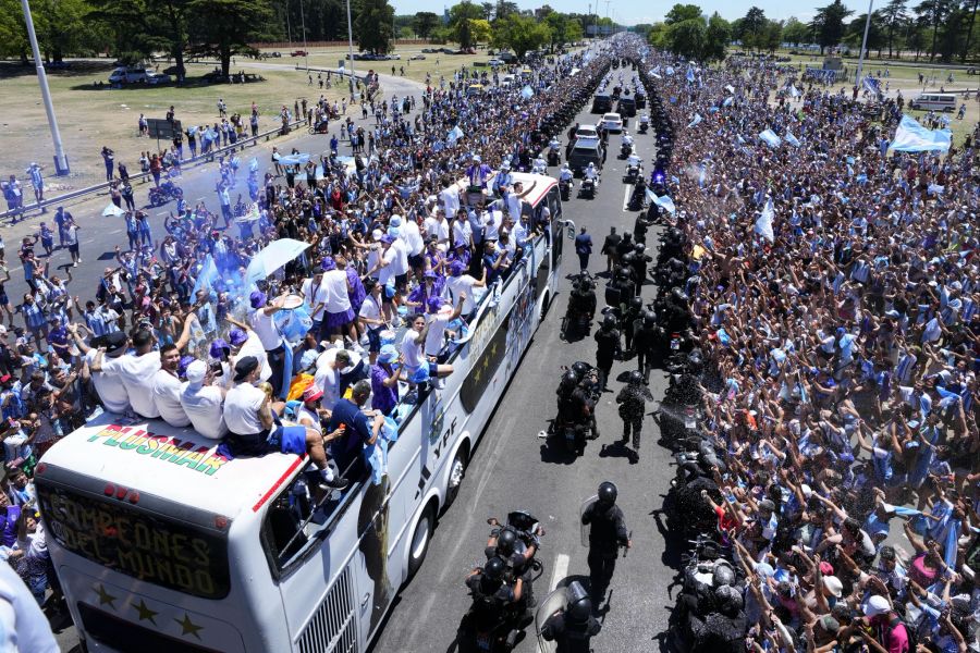 Der Meisterbus der Argentinier fährt mit Polizeieskorte durch Buenos Aires.