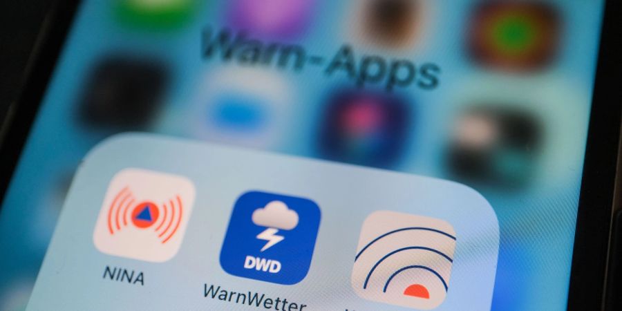 Sollen auf eine Gefahr hinweisen: Die NINA Warn-App, das WarnWetter vom DWD und die Katwamrn-App.
