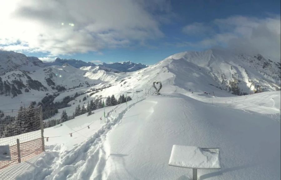 Am Montag und in der Nacht zu Dienstag hat es in Adelboden BE bis zu 35 Zentimeter Neuschnee gegeben.