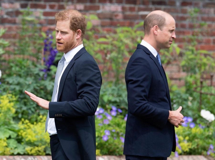 Die britischen Prinzen Harry (l.) und William stehen bei der Enthüllung der Statue ihrer Mutter Diana Rücken an Rücken im Sunken Garden des Kensington-Palastes (2021).