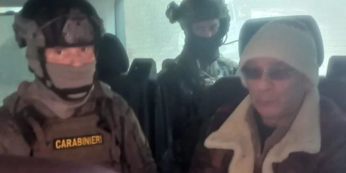 HANDOUT - Matteo Messina Denaro (r.), der Chef der sizilianischen Cosa Nostra, sitzt nach seiner Festnahme in einem Fahrzeug der Polizei. Foto: Comando Generale Carabinieri/dpa - ACHTUNG: Nur zur redaktionellen Verwendung im Zusammenhang mit der aktuellen Berichterstattung und nur mit vollständiger Nennung des vorstehenden Credits HANDOUT - Matteo Messina Denaro (r.), der Chef der sizilianischen Cosa Nostra, sitzt nach seiner Festnahme in einem Fahrzeug der Polizei. Foto: Comando Generale Carabinieri/dpa - ACHTUNG: Nur zur redaktionellen Verwendung im Zusammenhang mit der aktuellen Berichterstattung und nur mit vollständiger Nennung des vorstehenden Credits