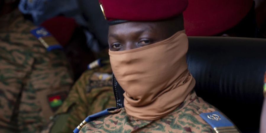 Bei Angriffen mutmasslicher Dschihadisten in Burkina Faso sind mindestens 14 Menschen getötet worden. Im Oktober hatte Übergangspräsident Ibrahim Traoré (Bild) eine Kampagne gestartet, um 50'000 Zivilisten für den Kampf gegen Dschihadisten zu anzuwerben. (Archivbild)