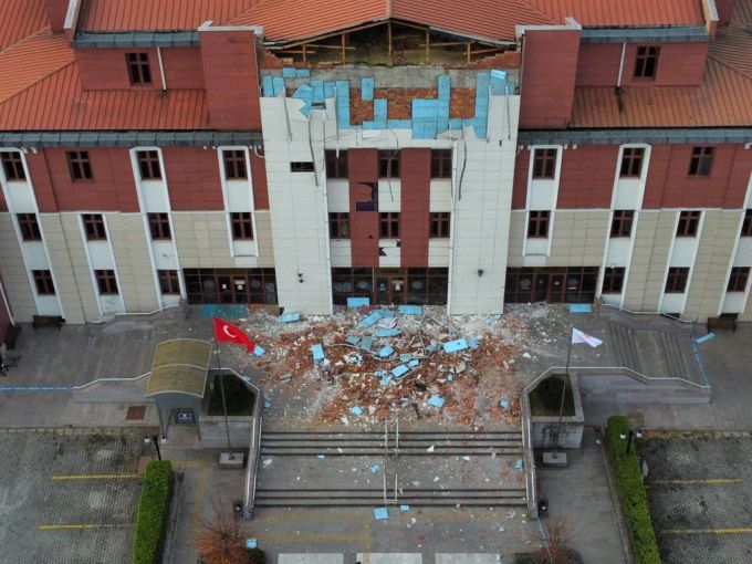 Die Zerstörung ist klar sichtbar. türkei erdbeben