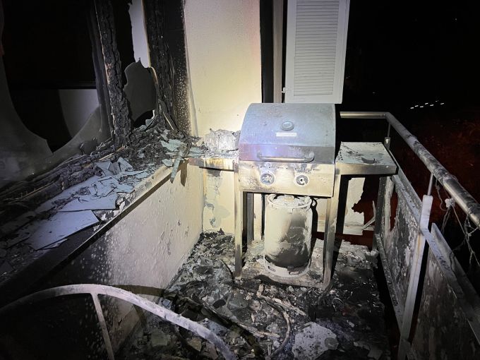 Abgebrannter Balkon und beschädigte Fensterscheibe Abgebrannter Balkon und beschädigte Fensterscheibe