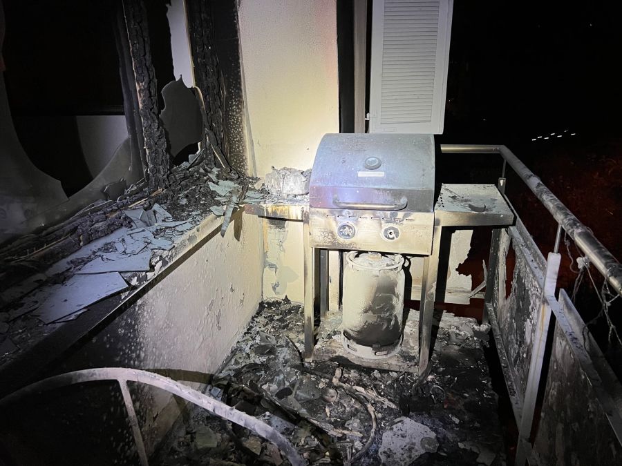 Abgebrannter Balkon und beschädigte Fensterscheibe