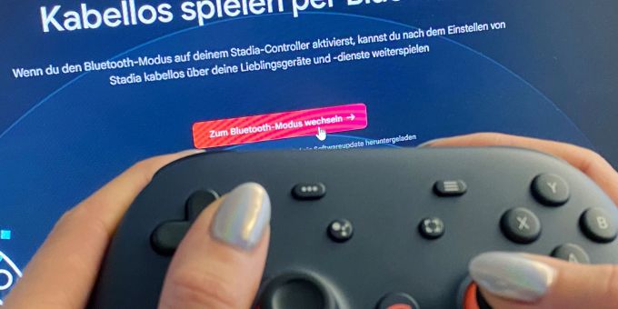 Weiterverwenden statt wiederverwerten. Der Stadia-Controller kann auch nach dem Aus des Spielestreamingdiestes mit einem Firmware-Update weitergenutzt werden. Weiterverwenden statt wiederverwerten. Der Stadia-Controller kann auch nach dem Aus des Spielestreamingdiestes mit einem Firmware-Update weitergenutzt werden.