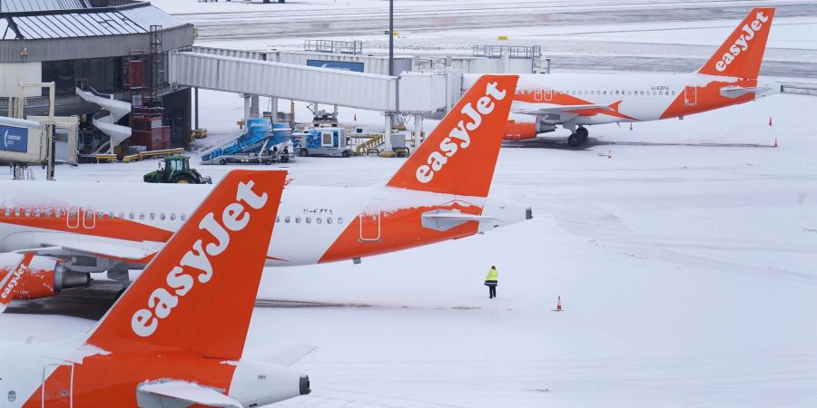 Schnee bedeckt den Flughafen in Manchester. In vielen Teilen des Landes müssen sich die Menschen auf mehrtägige Verkehrsbehinderungen einstellen, da Schnee, Eis und bitterkalte Temperaturen das ganze Land in Atem halten.