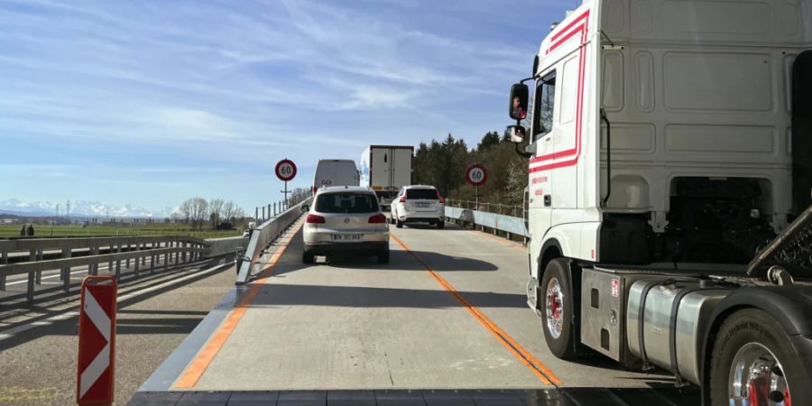 Die Rampen der «Astra-Bridge» bei der Sanierung der Autobahn A1 werden verlängert. Das soll vor allem Lastkraftwagen helfen. Ein neuer Einsatz der mobilen Baustellenbrücke ist erst für 2024 geplant. (Archivbild)