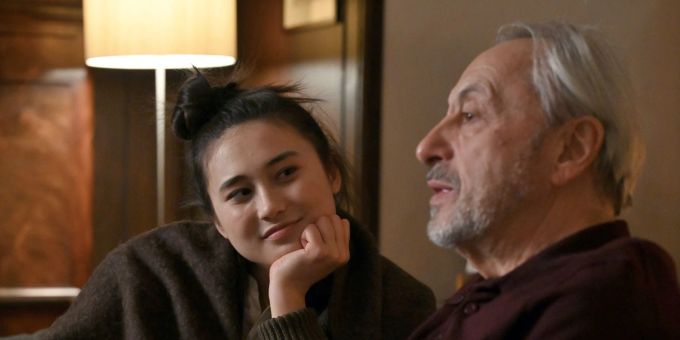Seine Tochter Yoko (Julia Strowski) fühlt sich jetzt bei Hannes Markert (Wolfgang Stumph) zuhause - eine Szene aus dem «Erzgebirgskrimi». Seine Tochter Yoko (Julia Strowski) fühlt sich jetzt bei Hannes Markert (Wolfgang Stumph) zuhause - eine Szene aus dem «Erzgebirgskrimi».