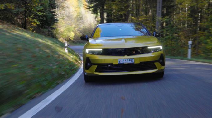 Auf der Strasse ist Cyndie noch nicht restlos überzeugt vom Golf-Konkurrenten Astra. Opel Astra fahren