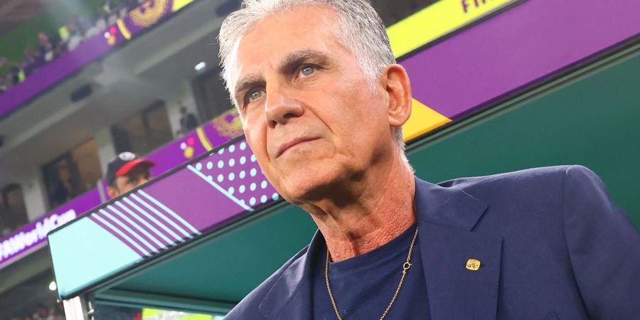 Irans Trainer Carlos Queiroz steht vor Spielbeginn an der Bank.