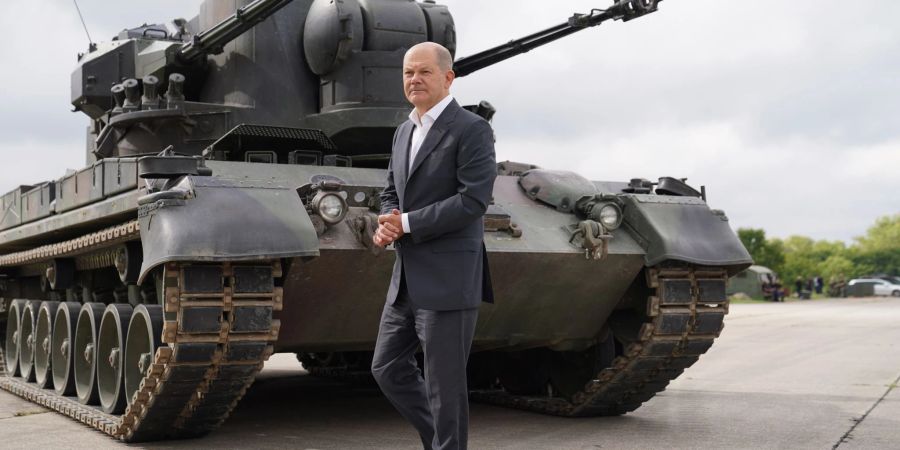 Bundeskanzler Olaf Scholz (SPD) geht bei einem Besuch des Ausbildungsprogramms für ukrainische Soldaten an einem Gepard-Panzer vorbei.