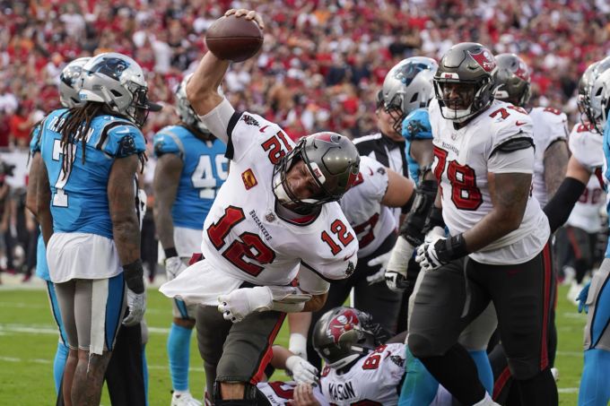 Tom Brady jubelt in der NFL nach dem Sieg mit den Buccaneers. NFL