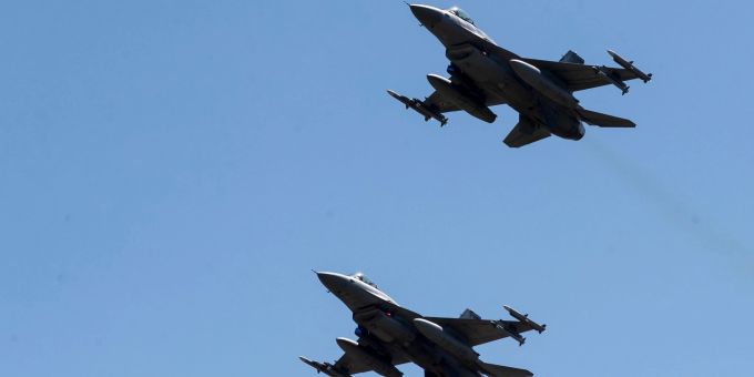 Das Kampfflugzeug F-16 wird von der US-Firma Lockheed Martin produziert und gilt als Exportschlager. Das Kampfflugzeug F-16 wird von der US-Firma Lockheed Martin produziert und gilt als Exportschlager.
