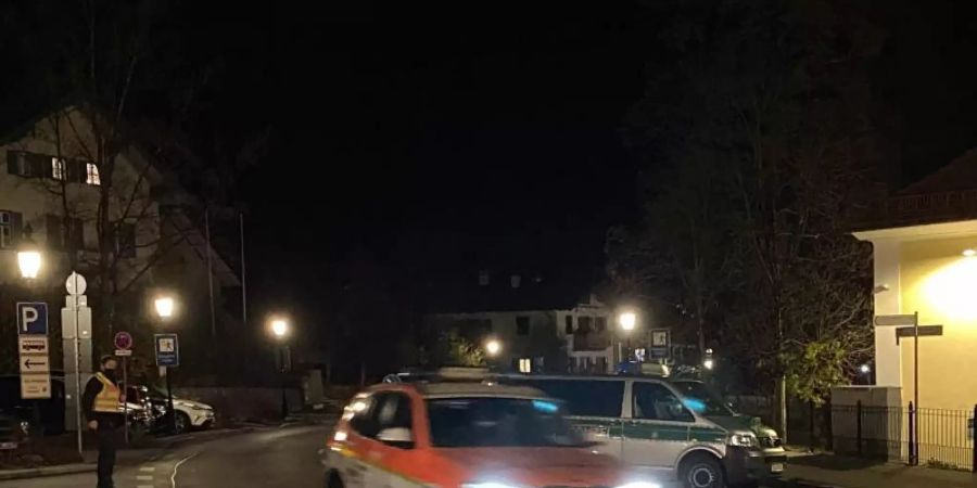 Ein Notarztfahrzeug und Polizeibeamte sind in Tegernsee im Einsatz. Ein Mann hat im oberbayerischen Tegernsee seine Ehefrau als Geisel genommen und sie getötet. Foto: Maxi Hartberger/Tegernseer Stimme/dpa