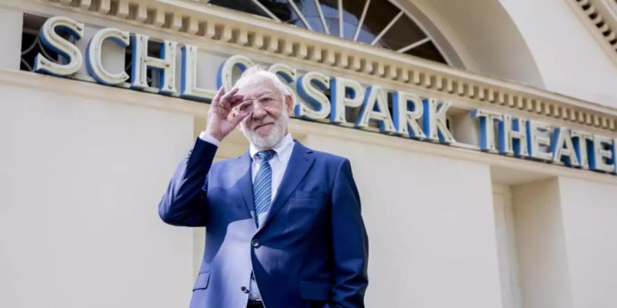 Dieter Hallervorden, Intendant des Schlosspark Theater, vor dem Haus. Foto: Christoph Soeder/dpa