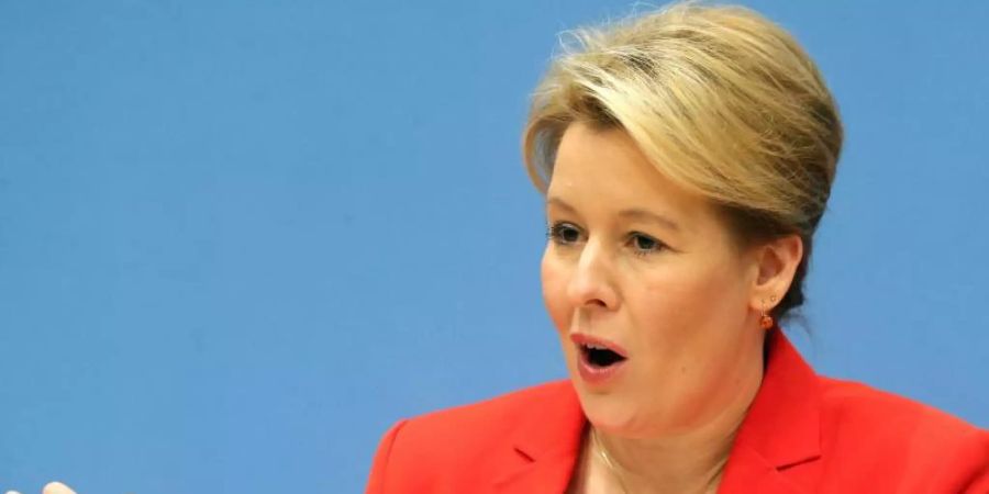 Bundesfamilienministerin Franziska Giffey beantwortet Fragen von Journalisten zum Thema Gewalt in der Familie und Partnerschaft. Foto: Wolfgang Kumm/dpa