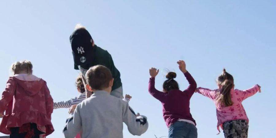 Die Bundesregierung will die Rechte von Kindern stärken und hat dafür eine Änderung des Grundgesetzes auf den Weg gebracht. Foto: Jörg Carstensen/dpa
