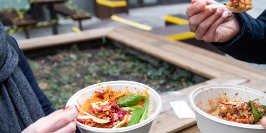 Die Bundesumweltministerin hat ein neues Verpackungsgesetz vorgestellt: Die Novelle sieht etwa die Pflicht eines Angebots von Mehrwegverpackungen im Take-Away-Bereich vor. Foto: Bernd von Jutrczenka/dpa