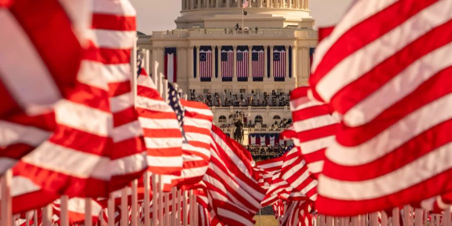 Ein Übermass an amerikanische Flaggen darf natürlich bei einer US-Vereidigung nicht fehlen.