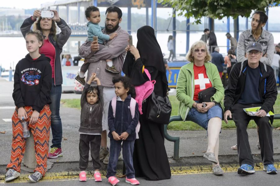 Frau mit Burka und Familie.