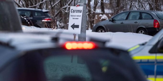 Autos stauen sich vor einer Corona-Teststation an der deutsch-tschechischen Grenze. Tschechien