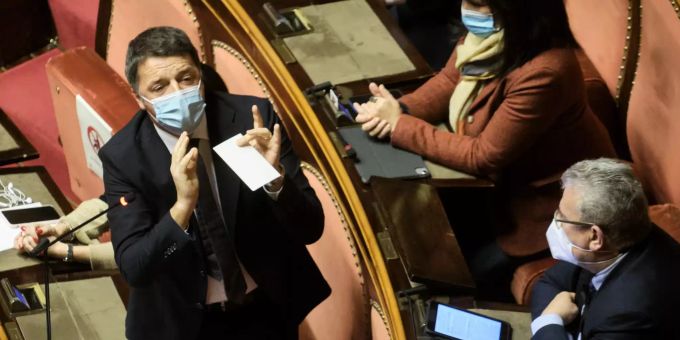 Matteo Renzi (l), Gründer der Partei Italia Viva, spricht bei einer Abstimmung über den Haushalt für 2021 im Senat. Italiens Senat stimmt über Haushalt für 2021 ab