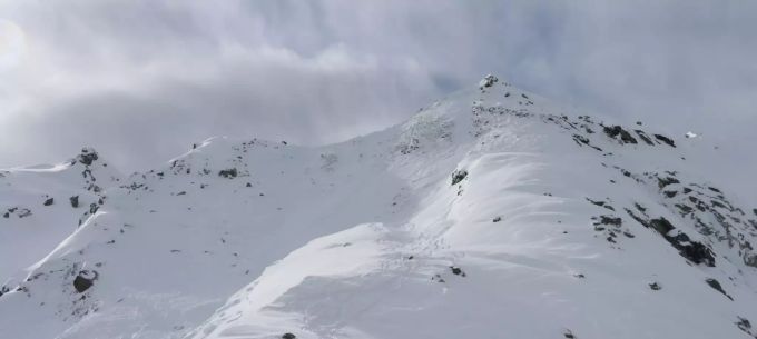Am Samstag, 23. Januar 2021 löste sich im Gebiet «Chassoure» bei Nendaz ausserhalb der gesicherten Pisten eine Lawine. Eine Person verstarb, eine weitere zog sich Verletzungen zu. Lawine