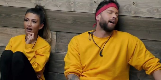 «Dschungelshow»: Oliver Sanne benutzt das Kondom im Tiny House. Dschungelshow