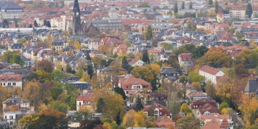 Wohnhäuser im Dresdner Stadtteil Blasewitz. Eigenheime in Deutschland haben sich in der Corona-Krise massiv verteuert. Foto: Sebastian Kahnert/dpa-Zentralbild/dpa