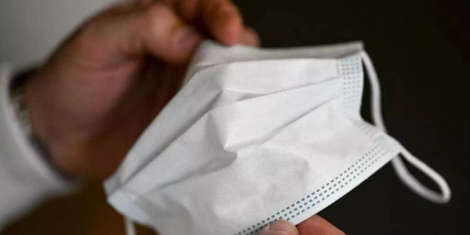 Durch das Tragen einer Maske wird die abgegebene Atem-Feuchtigkeit beim Einatmen wieder aufgenommen. Das könne helfen, das Coronavirus abzuwehren. Darauf weist HNO-Arzt Thomas Deitmer hin. Foto: Axel Heimken/dpa Durch das Tragen einer Maske wird die abgegebene Atem-Feuchtigkeit beim Einatmen wieder aufgenommen. Das könne helfen, das Coronavirus abzuwehren. Darauf weist HNO-Arzt Thomas Deitmer hin. Foto: Axel Heimken/dpa