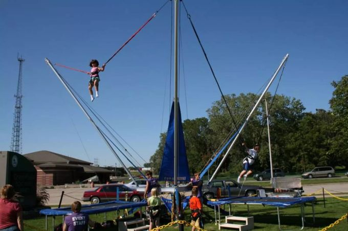 «Wir hatten 1998 das EuroBungy Trampoline erfunden und dieses ab 2000 auch in den USA vertrieben, betrieben und produziert», sagt Peter Raidt. Trampolin