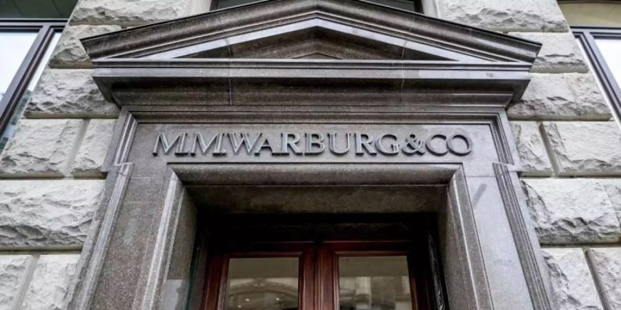 Haupteingang des Bankhauses M.M.Warburg & CO in Hamburgs Innenstadt. Foto: Axel Heimken/dpa