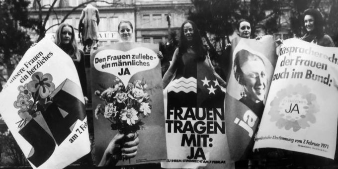 Mit Plakaten werben Frauen 1971 in der Schweiz für das Frauenstimmrecht. Frauenstimmrecht SP