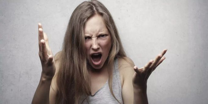 Mit der Weisheitstherapie aus der Wut finden. Wütende Frau