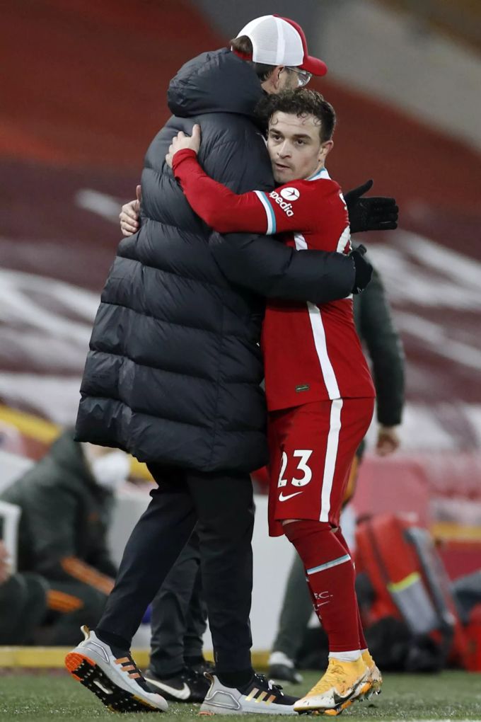 Für Xherdan Shaqiri gibts nach der Auswechslung eine Umarmung von Trainer Klopp. Xherdan Shaqiri