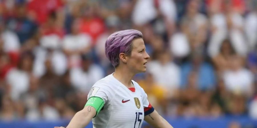 Hatte ihren eigenen Verband (USSF) im Frühjahr 2019 wegen Diskriminierung verklagt.: US-Starspielerin Megan Rapinoe. Foto: Sebastian Gollnow/dpa
