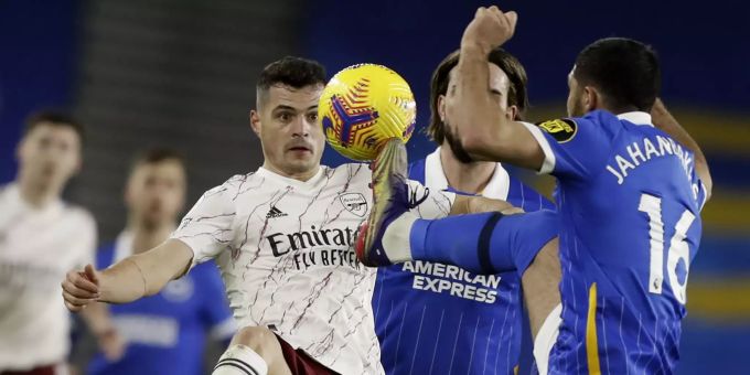 Granit Xhaka im Duell mit Brightons Alireza Jahanbakhsh. Granit Xhaka