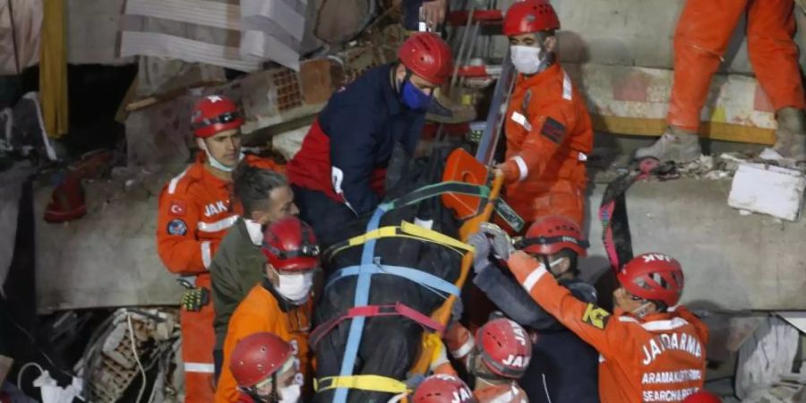 Nach einem Erdbeben in der Ägäis wird nach Überlebenden und Opfern gesucht. Foto: Darko Bandic/AP/dpa