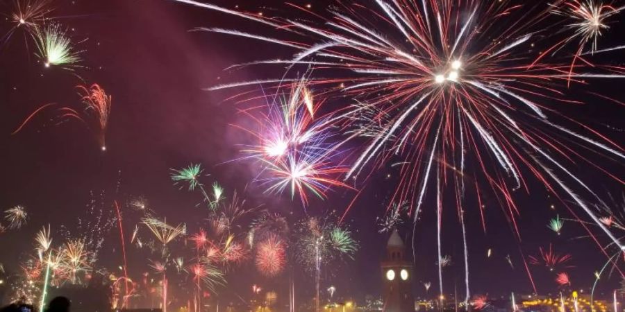 Tausende Menschen begrüssen an den Landungsbrücken mit einem Feuerwerk das neue Jahr. Im vergangenen Jahr verzeichnete die Branche nach Verbandsangaben rund 130 Millionen Euro Umsatz. Foto: Angelika Warmuth/dpa