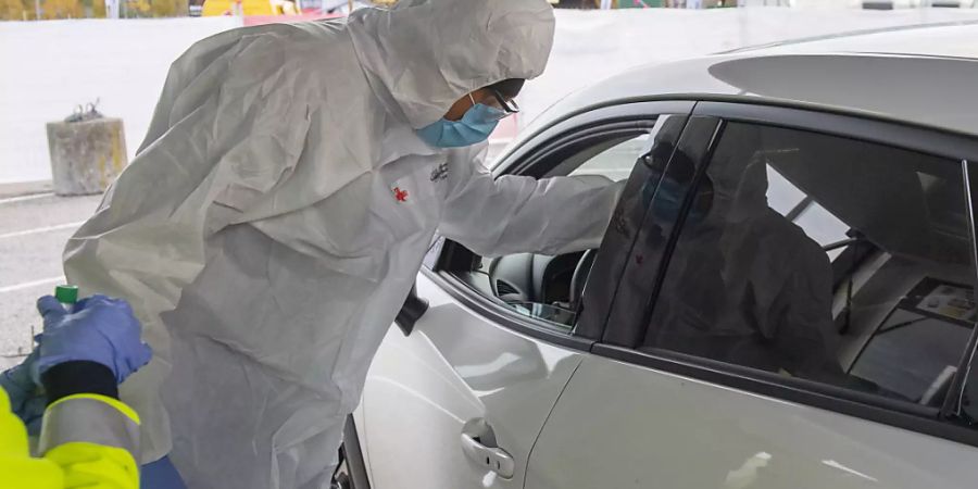 Das Coronavirus Drive-In Testzentrum auf dem BEA Expo Gelände in Bern. (Archivbild)