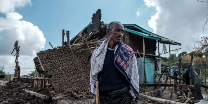 Ein Mann vor seinem zerstörten Haus in Tigray, Äthiopien. Äthiopien Tigray