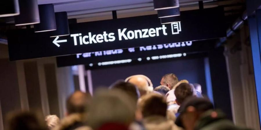 Verbraucherschützer raten davon ab, zum Pandemie-Weihnachtsfest Konzerttickets zu verschenken. Foto: Christian Charisius/dpa