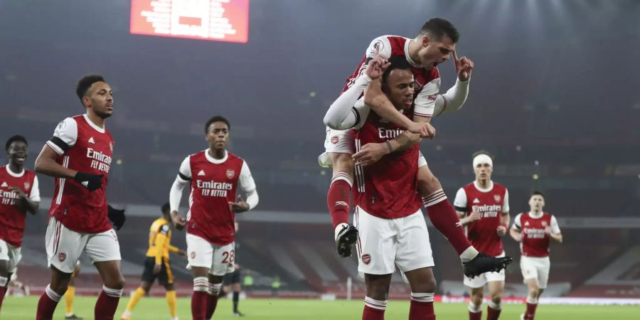 Granit Xhaka gratuliert Verteidiger Gabriel zu dessen Tor zum 1:1 gegen die Wolverhampton Wanderers.