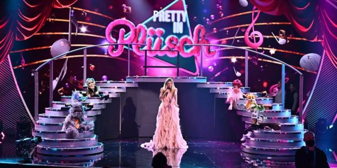 Moderatorin Michelle Hunziker steht bei einer Probe zu «Pretty in Plüsch» auf der Bühne. sat show