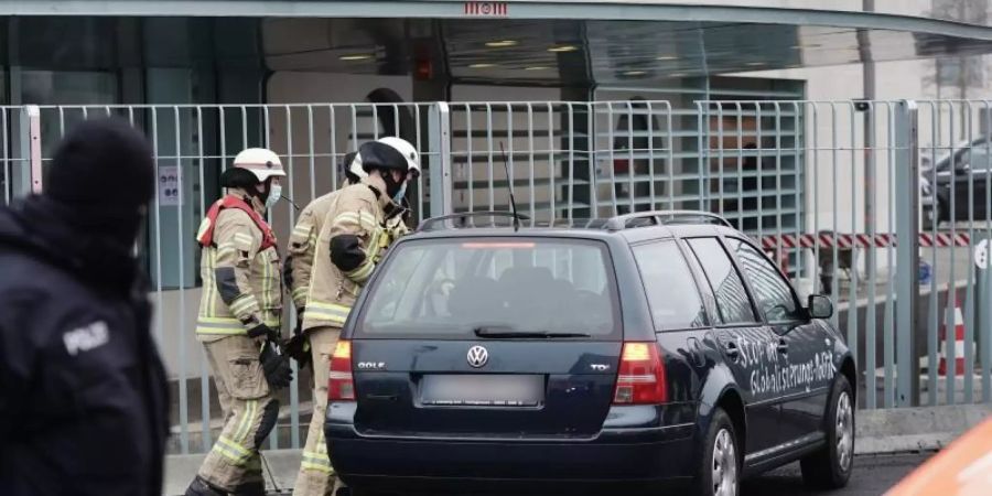 Ein Auto steht vor dem Tor des Bundeskanzleramts. Auf den Türen des Fahrzeugs stehen Beschimpfungen und politische Forderungen. Foto: Michael Kappeler/dpa