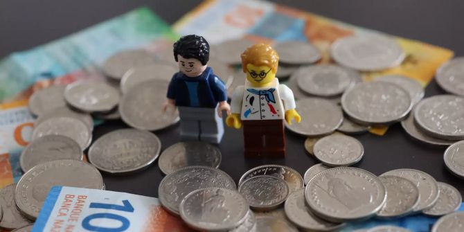 Legomännchen auf Geld.