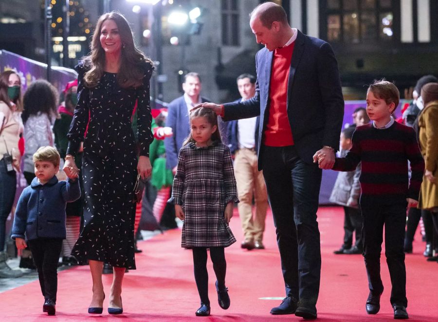 Prinz William, Herzog von Cambridge, und seine Frau Kate, Herzogin von Cambridge, und ihre Kinder, Prinz Louis (l-r), Prinzessin Charlotte und Prinz George gehen auf dem roten Teppich in das Palladium-Theater.